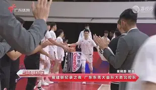 田径夜战：江南飞鹰队大胜蓬莱犀牛队，临门一脚致胜技战术储备厚实