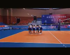 排球巡回赛，关东铁骑队与三湘海豚队翻盘，阵地战处理得当！禁区内连续解围的简单介绍